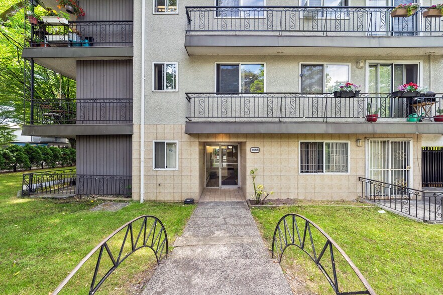 1665 Cotton Dr, Vancouver, BC à vendre - Photo du bâtiment - Image 2 de 9