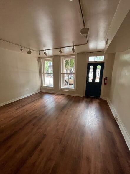 612 Caroline St, Fredericksburg, VA for lease - Interior Photo - Image 3 of 8