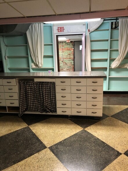 109 W Monroe St, Herrin, IL for lease - Interior Photo - Image 3 of 25