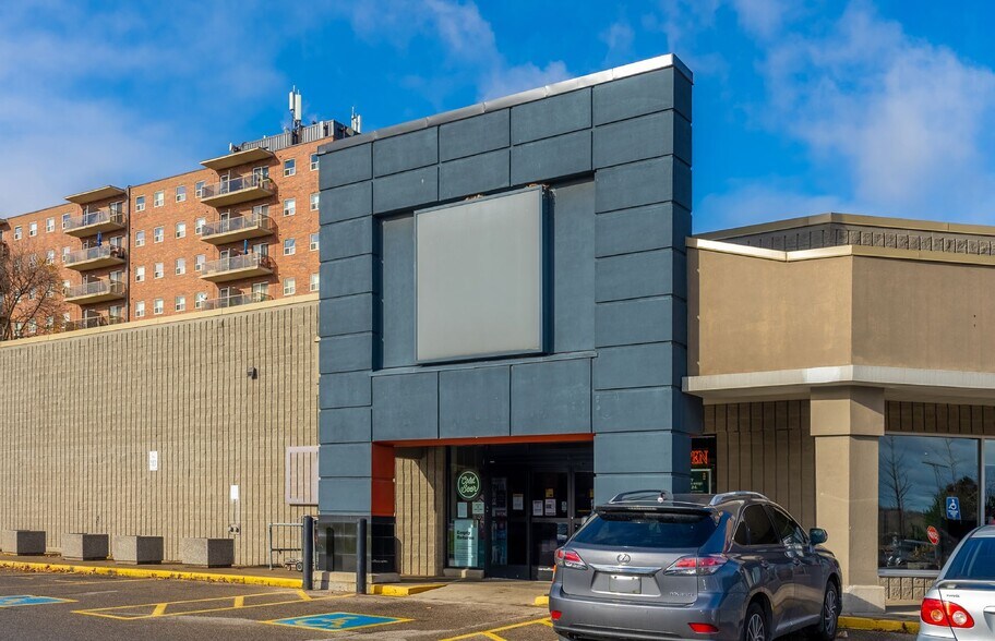 130 Cedar St, Cambridge, ON à louer - Photo du bâtiment - Image 3 de 10
