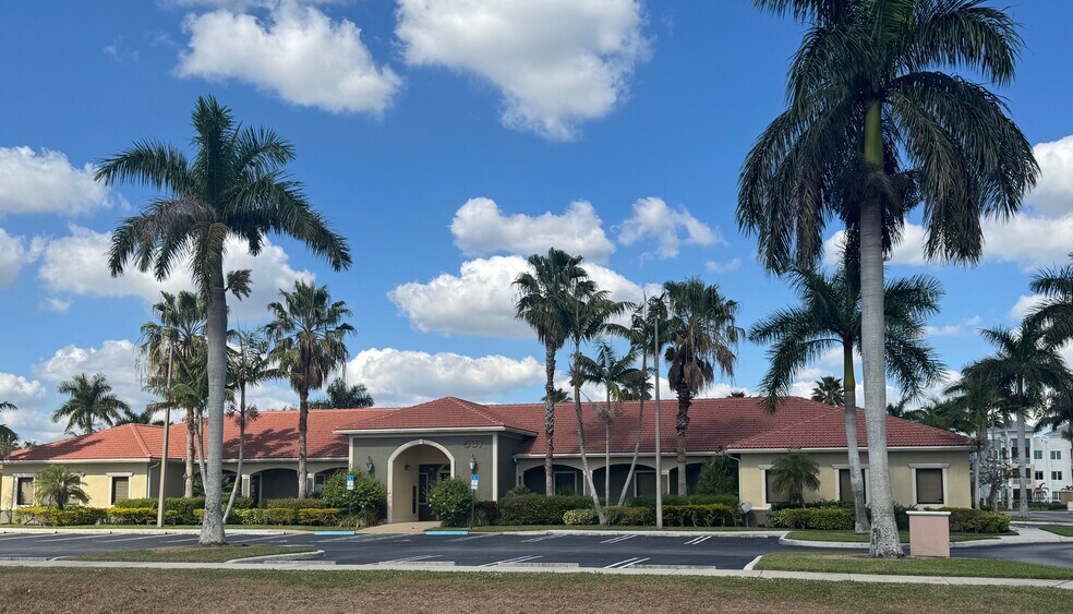 537 NW Lake Whitney Pl, Port Saint Lucie, FL à vendre - Photo du bâtiment - Image 3 de 5