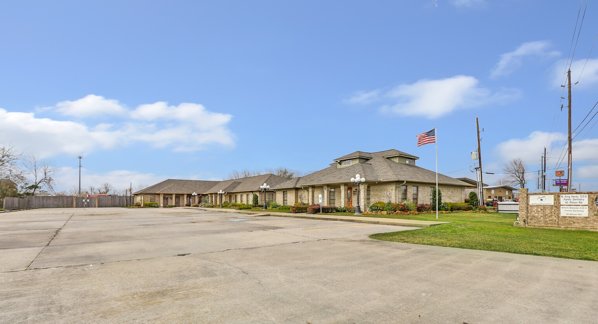 80-90 Wilson Rd, Humble, TX à louer Photo du bâtiment- Image 1 de 12