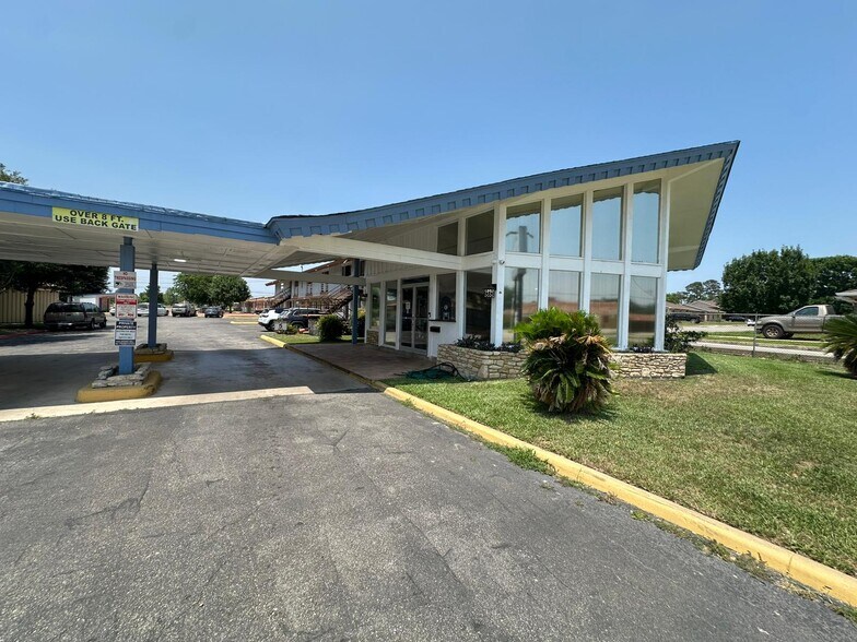 3307 US Highway 90A E, Gonzales, TX à vendre - Photo du bâtiment - Image 1 de 27