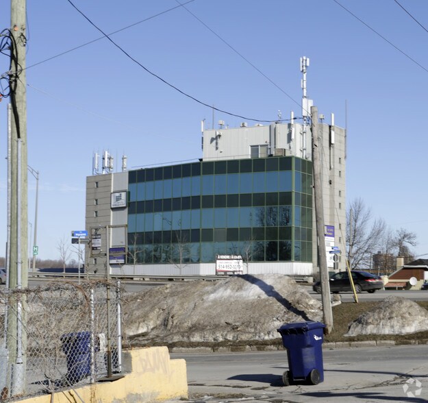 1555 Boul Des Laurentides, Laval, QC à louer - Photo du bâtiment - Image 2 de 2