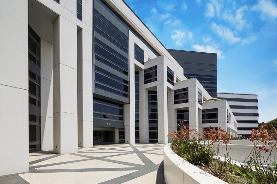 15821 Ventura Blvd, Encino, CA for lease - Building Photo - Image 2 of 8