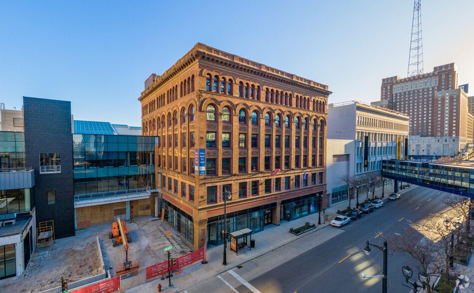 301 W Wisconsin Ave, Milwaukee, WI à louer - Photo du bâtiment - Image 1 de 1