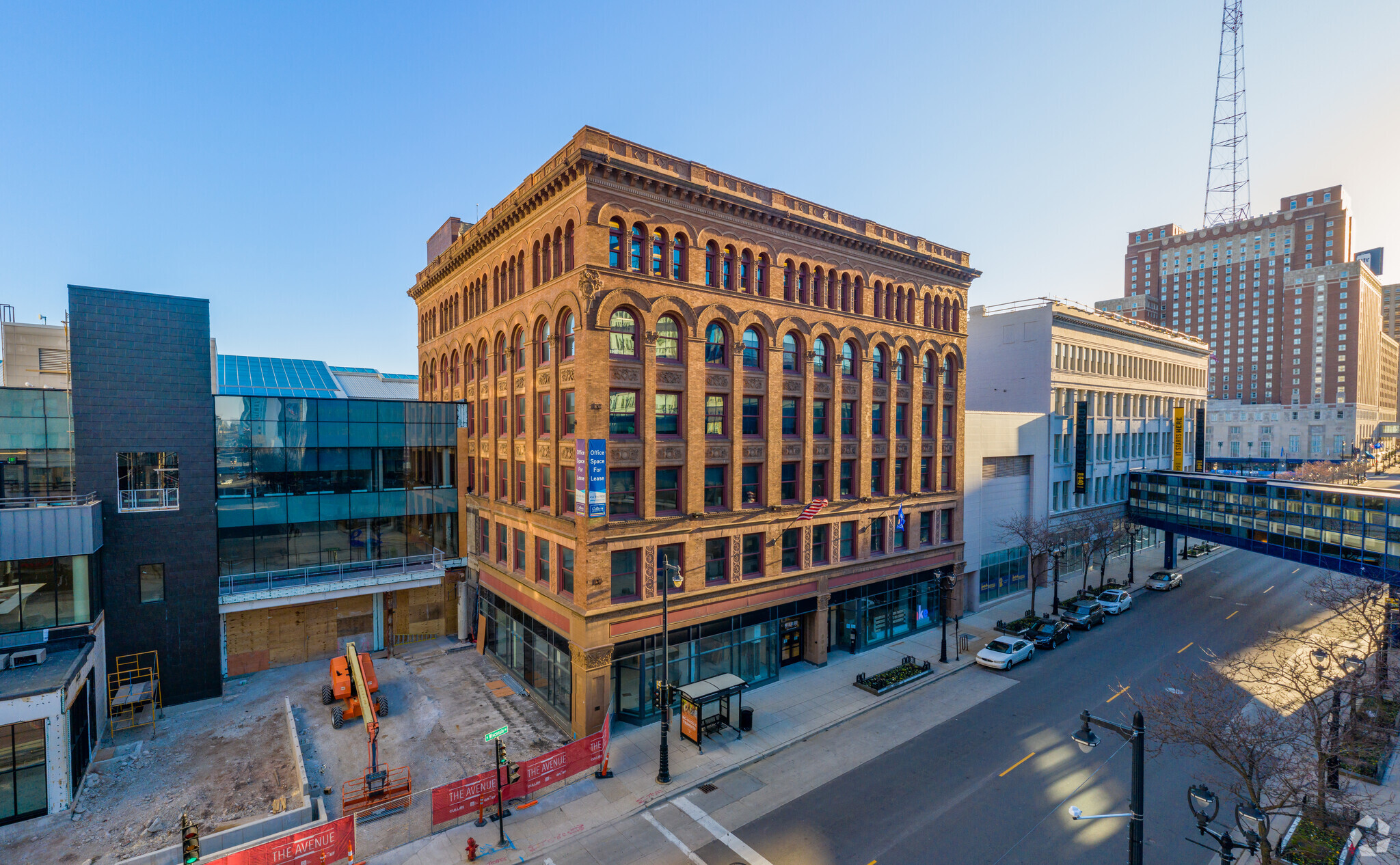 301 W Wisconsin Ave, Milwaukee, WI à louer Photo du bâtiment- Image 1 de 2