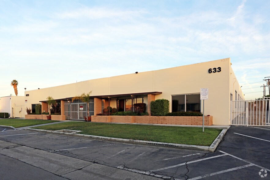633 Young St, Santa Ana, CA à louer - Photo du bâtiment - Image 3 de 4