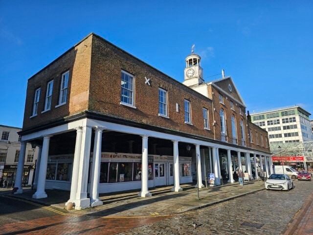 High St, Uxbridge à louer Photo principale- Image 1 de 7