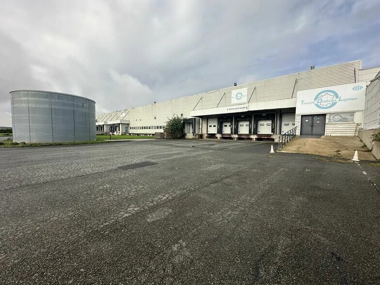 Flex in Louvres for lease - Building Photo - Image 2 of 8