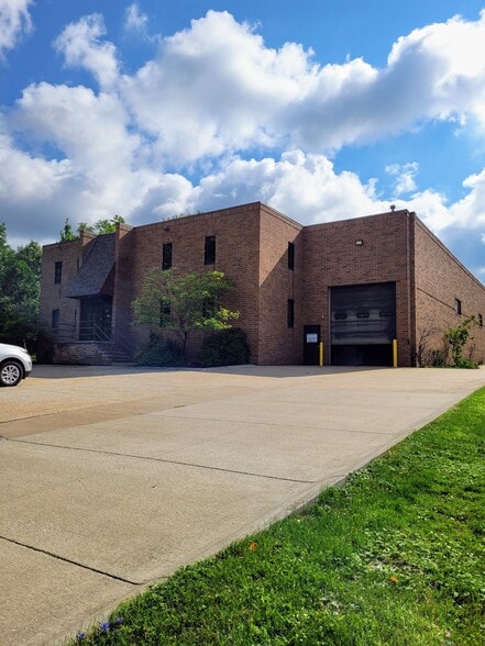 12855 York Delta Dr, North Royalton, OH for lease - Building Photo - Image 1 of 8