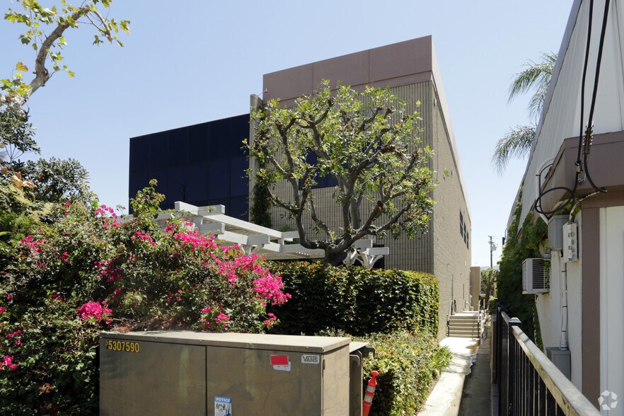 2450 Tapo St, Simi Valley, CA for sale - Building Photo - Image 2 of 8