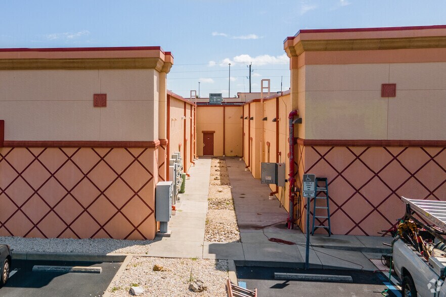 19970-19976 S Tamiami Trl, Estero, FL à louer - Photo du bâtiment - Image 2 de 4