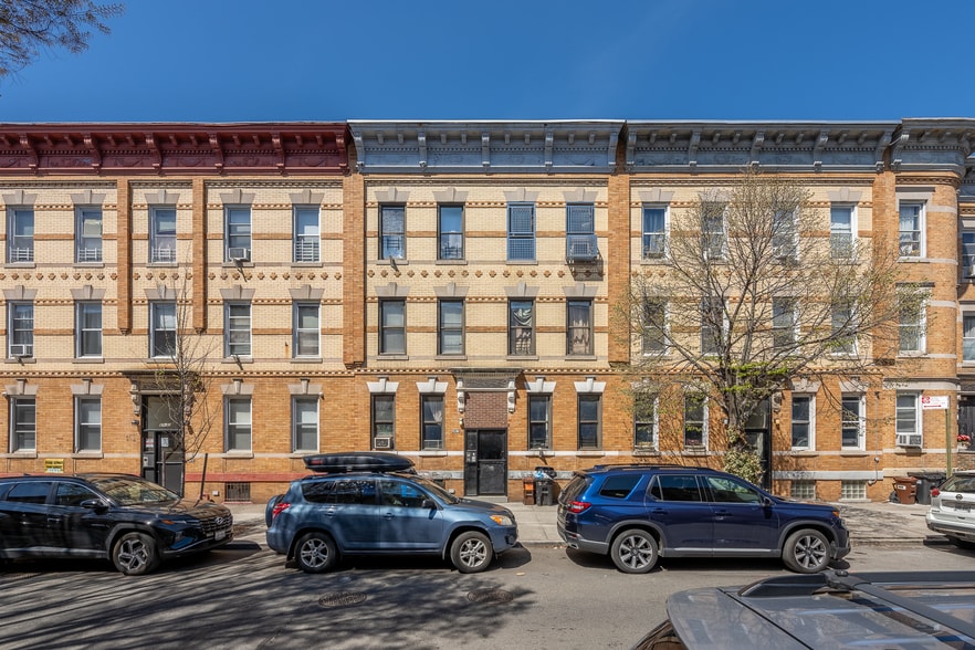Astoria 3 Building Multifamily | 18 Unit portefeuille de 3 propriétés à vendre sur LoopNet.ca - Photo du bâtiment - Image 3 de 21