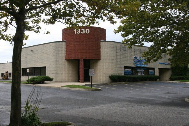 Plus de détails pour 1320 Lincoln Ave, Holbrook, NY - Industriel à louer
