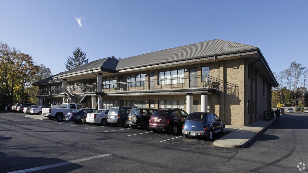 175 E Main St, Huntington, NY à louer - Photo du bâtiment - Image 3 de 7