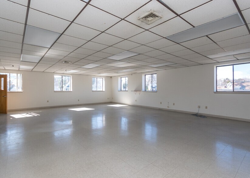 30 Clematis Ave, Waltham, MA à vendre - Photo du bâtiment - Image 2 de 8