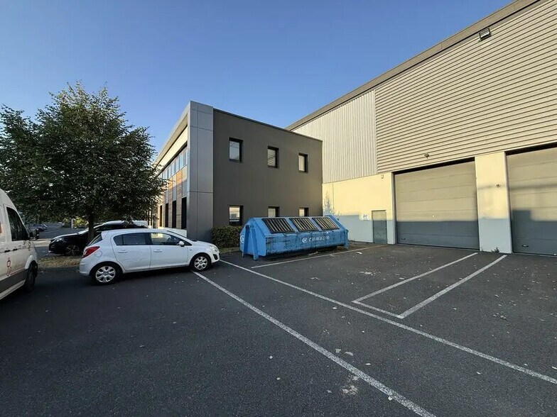 Flex in Villeneuve-la-Garenne for lease - Building Photo - Image 2 of 8