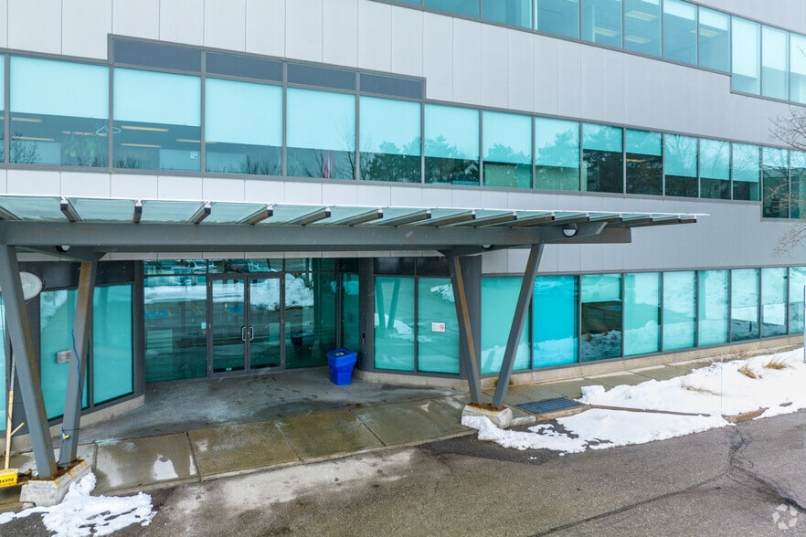 6790 Century Ave, Mississauga, ON à vendre - Photo du bâtiment - Image 3 de 7