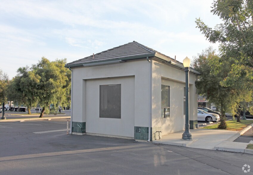 2431 N 10th Ave, Hanford, CA à vendre - Photo du bâtiment - Image 1 de 2