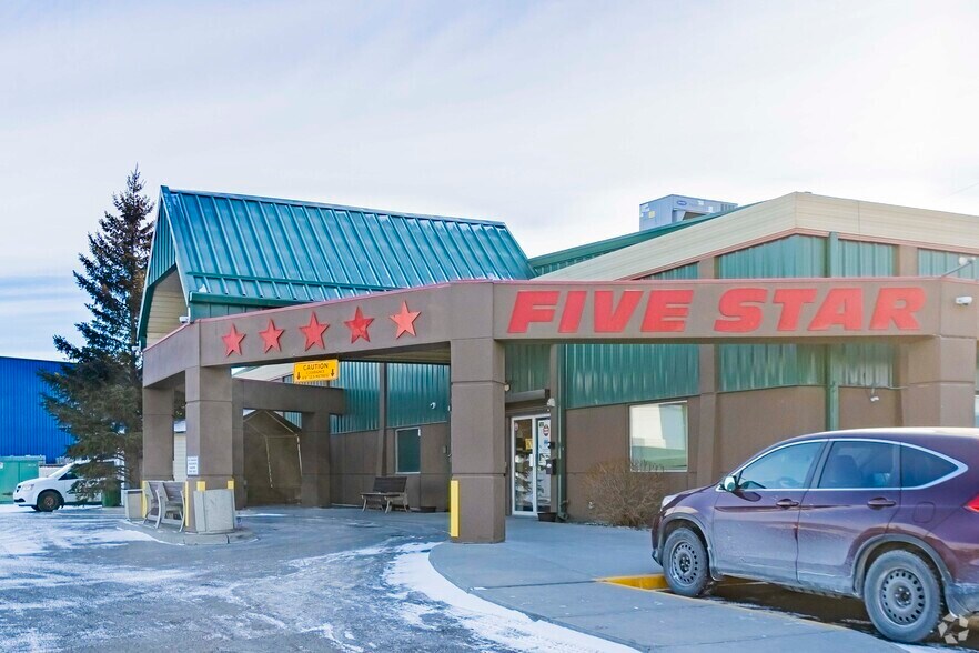 4980 25th St SE, Calgary, AB à vendre - Photo du bâtiment - Image 3 de 3