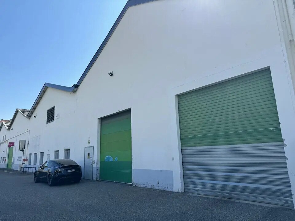 Flex in Lyon for lease Building Photo- Image 1 of 5