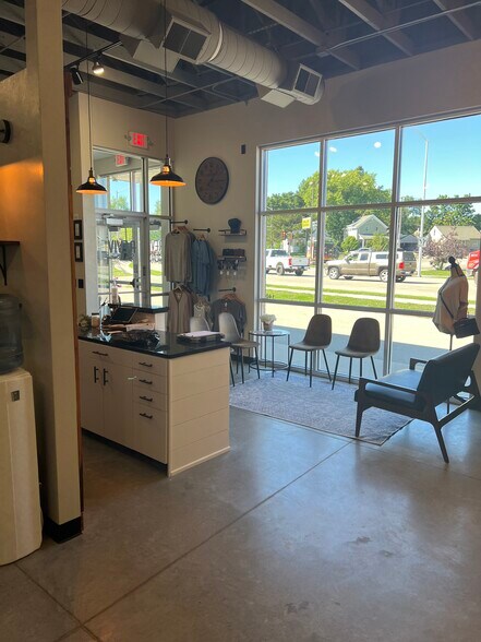 111 Plank Rd, Kaukauna, WI à louer - Photo du bâtiment - Image 2 de 15