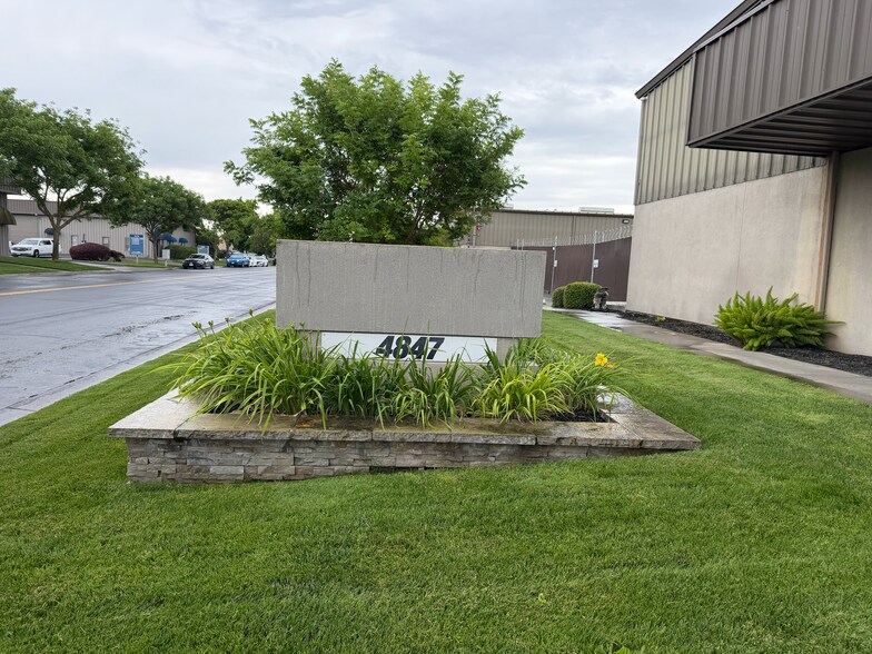 4847 Stratos Way, Modesto, CA à louer - Photo du bâtiment - Image 3 de 21