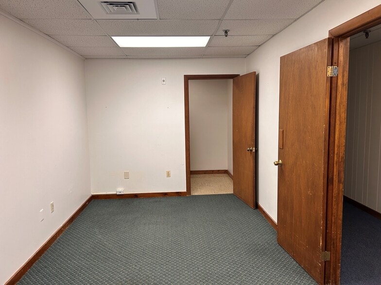 324 Wells St, Greenfield, MA for lease - Interior Photo - Image 2 of 5