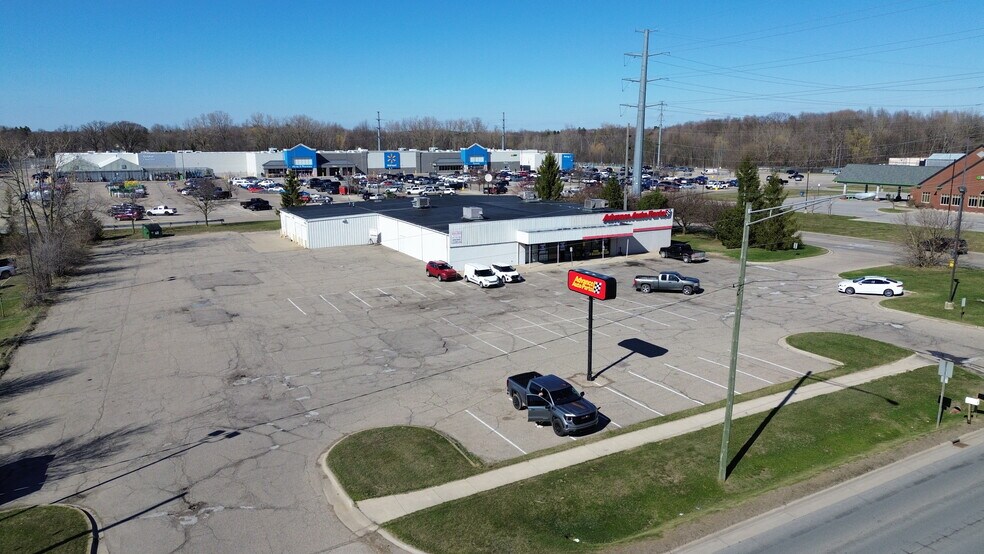 481 E Genesee St, Lapeer, MI à louer - Photo du bâtiment - Image 2 de 6