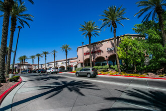 1900-1990 Village Center Cir, Las Vegas, NV à louer Photo du bâtiment- Image 2 de 11