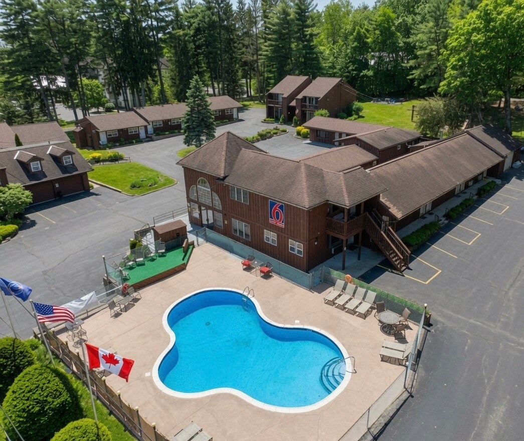 1545 Us-9, Lake George, NY à vendre Photo du bâtiment- Image 1 de 49