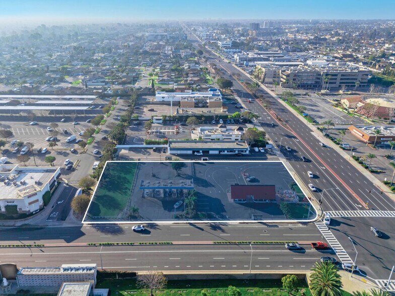 18012 Beach Blvd, Huntington Beach, CA à louer - Photo du bâtiment - Image 2 de 6