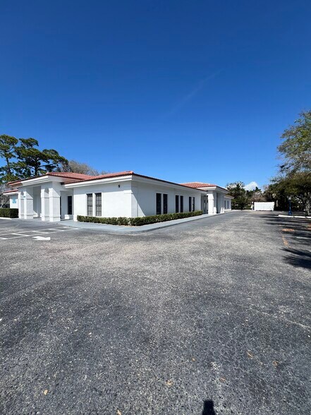 2520 Tamiami Trl N, Nokomis, FL à vendre - Photo du bâtiment - Image 3 de 52