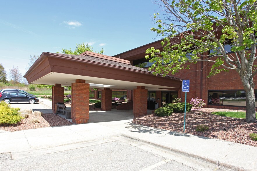 2959 Lucerne Dr SE, Grand Rapids, MI à vendre - Photo du bâtiment - Image 2 de 5