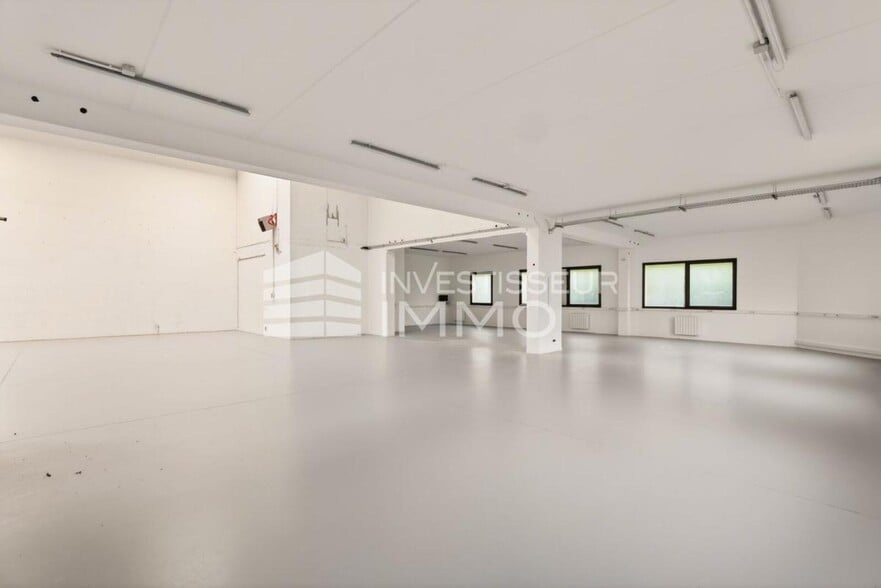 Flex in Champs Sur Marne for lease - Interior Photo - Image 1 of 12