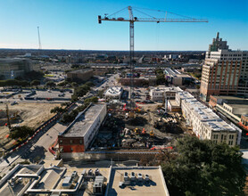 111 W Houston St, San Antonio, TX à louer Photo du bâtiment- Image 2 de 4