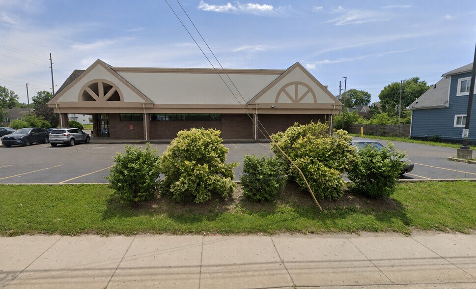 3205 E Washington St, Indianapolis, IN for lease - Building Photo - Image 1 of 2