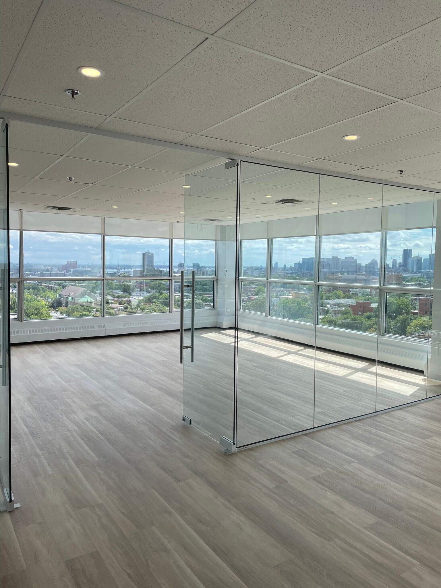 2120 Rue Sherbrooke E, Montréal, QC for lease Interior Photo- Image 1 of 12