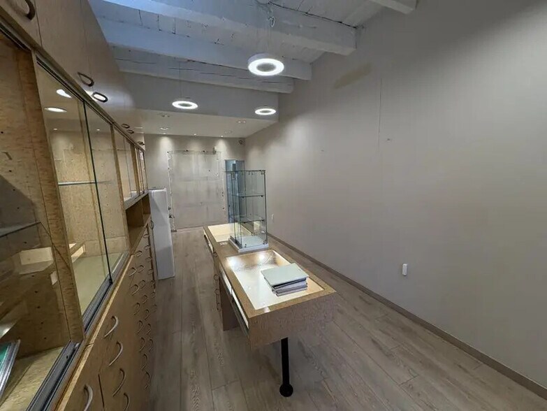 Retail in Marseille for sale - Interior Photo - Image 2 of 7