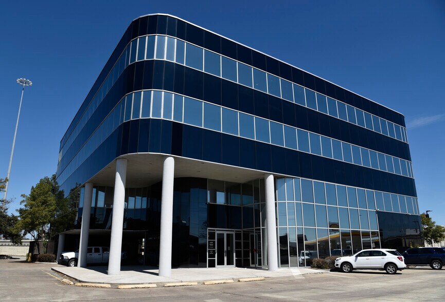 11251 Northwest Fwy, Houston, TX à louer - Photo du bâtiment - Image 1 de 8