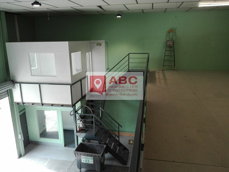 Flex in Vendargues for lease - Interior Photo - Image 2 of 8