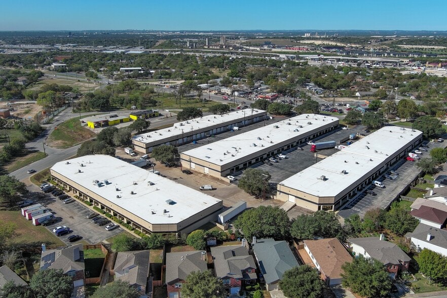 5600-5624 Randolph Blvd, San Antonio, TX for lease - Building Photo - Image 1 of 1