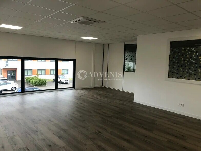 Office in Meyzieu for lease - Building Photo - Image 2 of 12