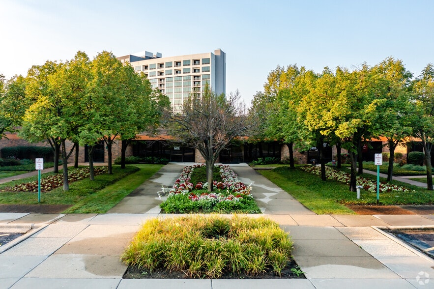 3455 W Salt Creek Ln, Arlington Heights, IL à louer - Photo du bâtiment - Image 2 de 6