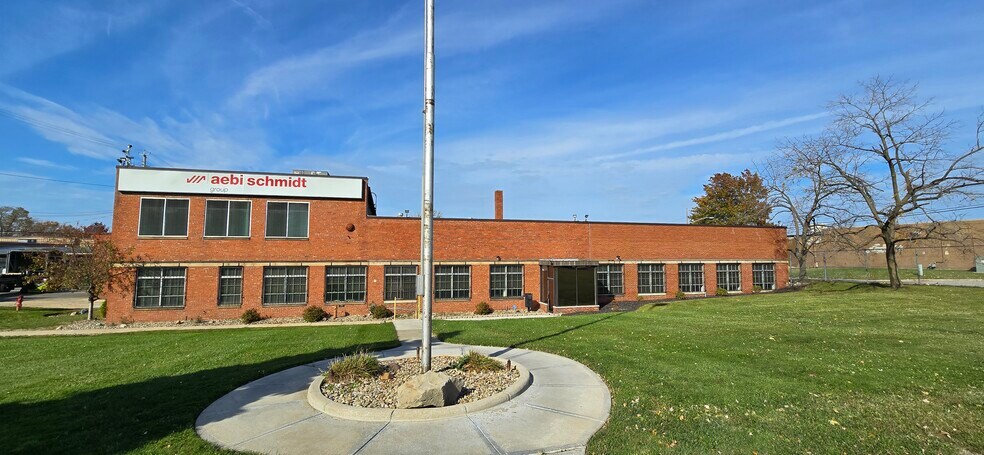 18513 Euclid Ave, Cleveland, OH à louer - Photo du bâtiment - Image 2 de 11