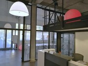 Un espace de travail moderne et lumineux, idéal pour la créativité.