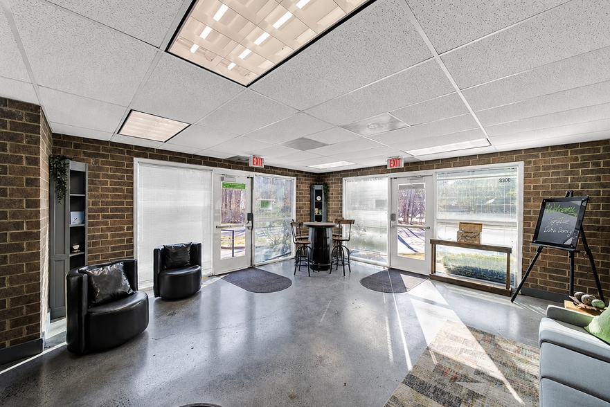 425 E Arrowhead Dr, Charlotte, NC for lease - Building Photo - Image 3 of 9