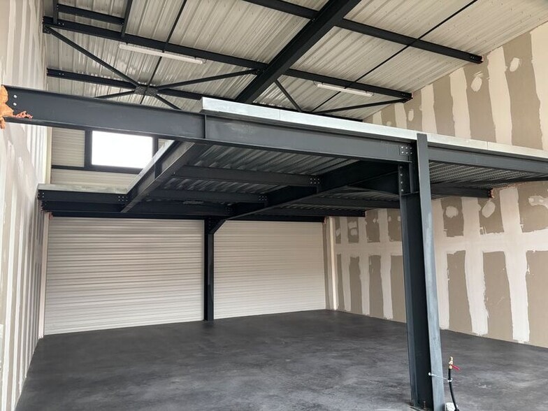 Retail in Limas for lease - Building Photo - Image 3 of 6