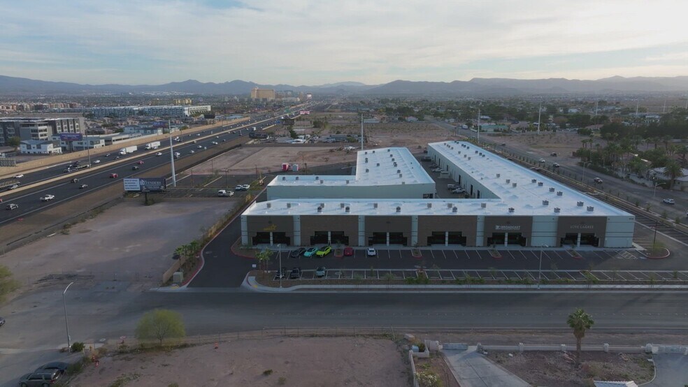 8540 Dean Martin Dr, Las Vegas, NV à louer - Vidéo sur l’inscription commerciale - Image 3 de 16